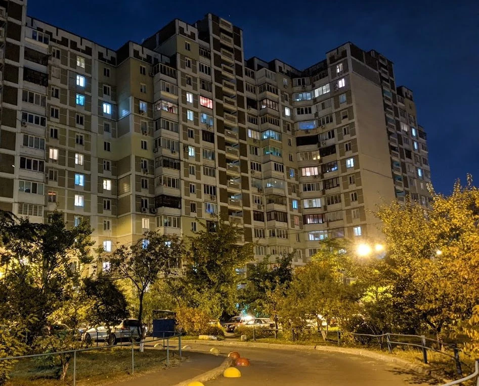 У Києві дитина випала з вікна третього поверху