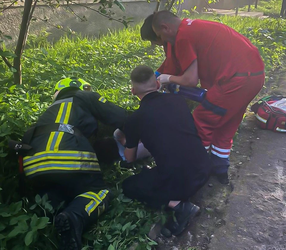 На Львівщині надзвичайники врятували з пожежі жінку