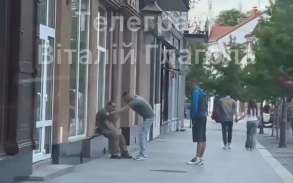 З військового зірвали шеврони в центрі Ужгорода