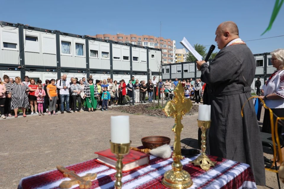 Молебень у модульному містечку на Сихові