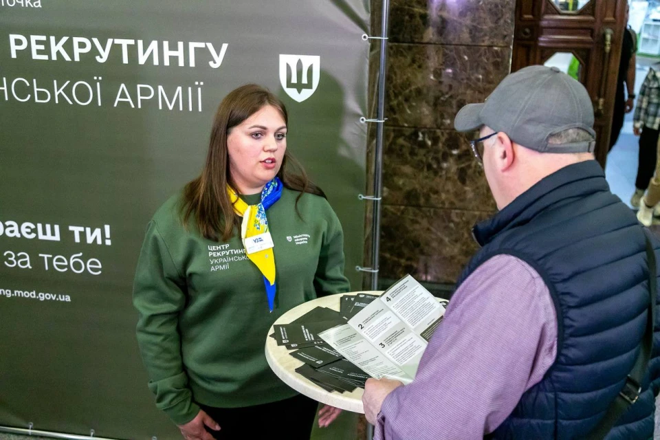 У Києві на Центральному вокзалі відкрили інформаційний пункт рекрутингу до ЗСУ