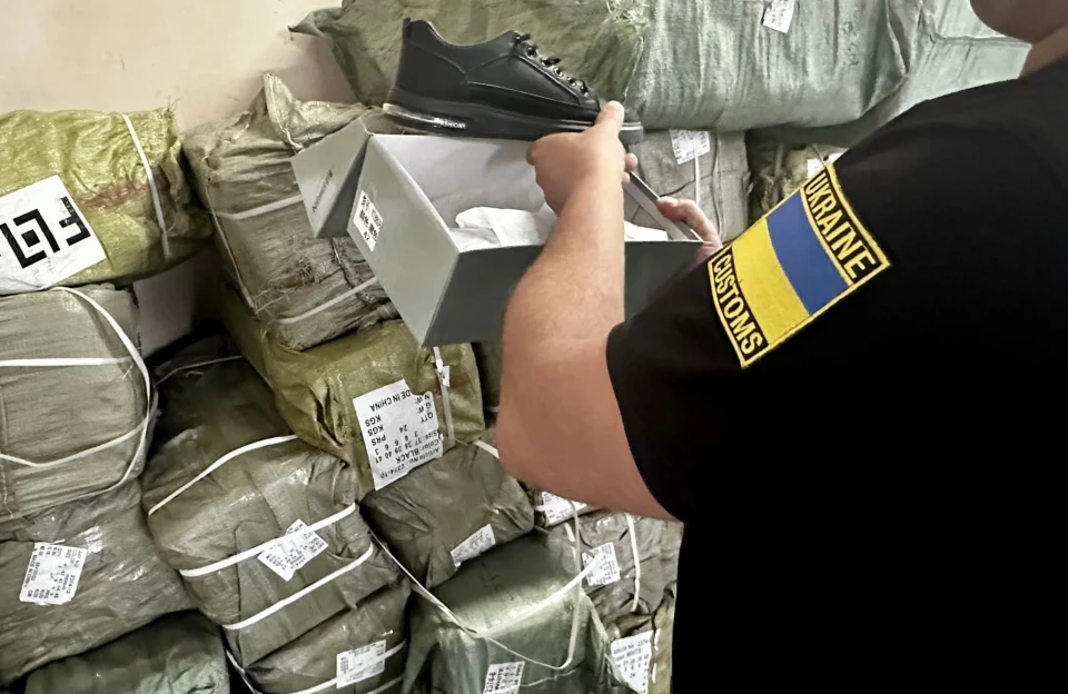 З Румунії до України намагалися провезти контрабандне взуття на понад 1 млн грн