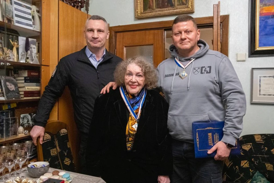 Ліна Костенко і Валерій Залужний стали почесними громадянами Києва