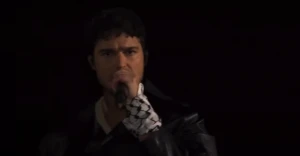 На фото: Шведський співак Ерік Сааде з палестинською арафаткою