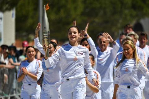 Українська гімнастка Марія Височанська тримає Олімпійський вогонь під час естафети Олімпійського та Паралімпійського вогню в Марселі