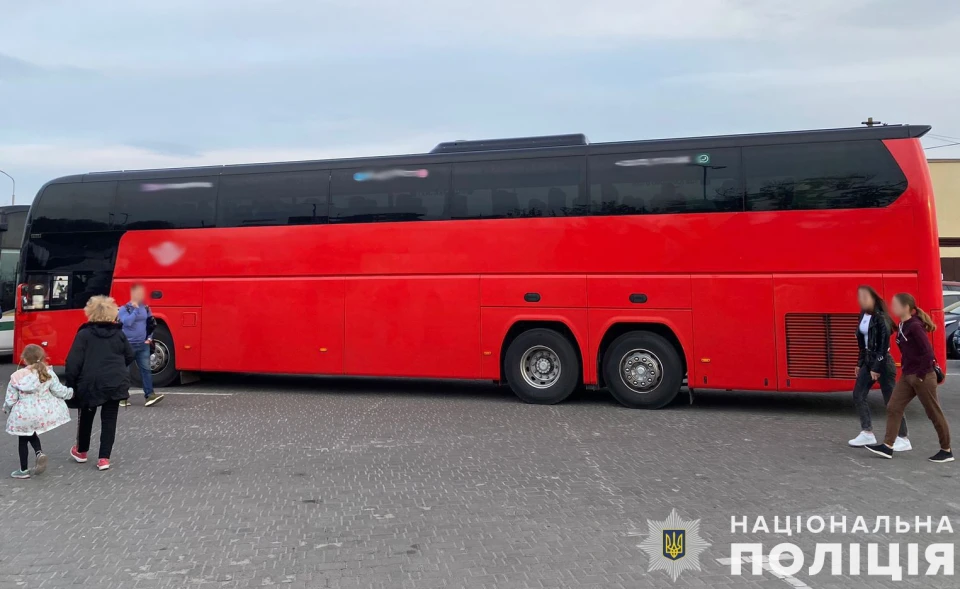 автобус, що наїхав на жінку