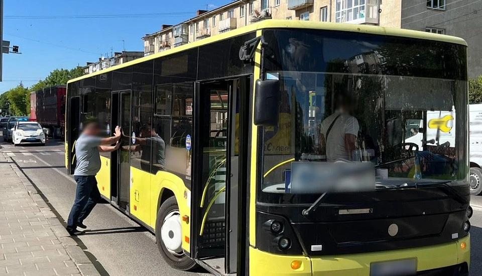 У Львові автобус збив 11-річного хлопчика. Дитина у лікарні