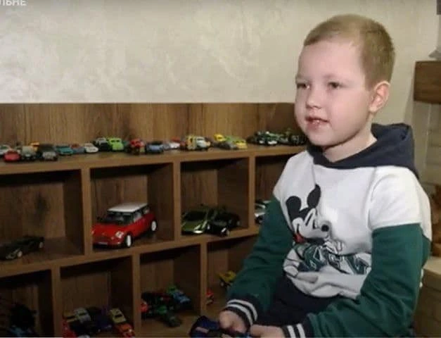 Першокласник зі Львівщини продав колекцію машинок і купив дрон для військових