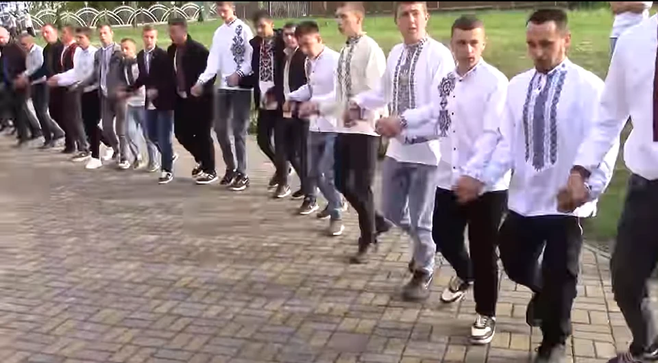 На Прикарпатті встановили рекорд України, виконуючи ритуально-обрядовий чоловічий танець "Сербен"