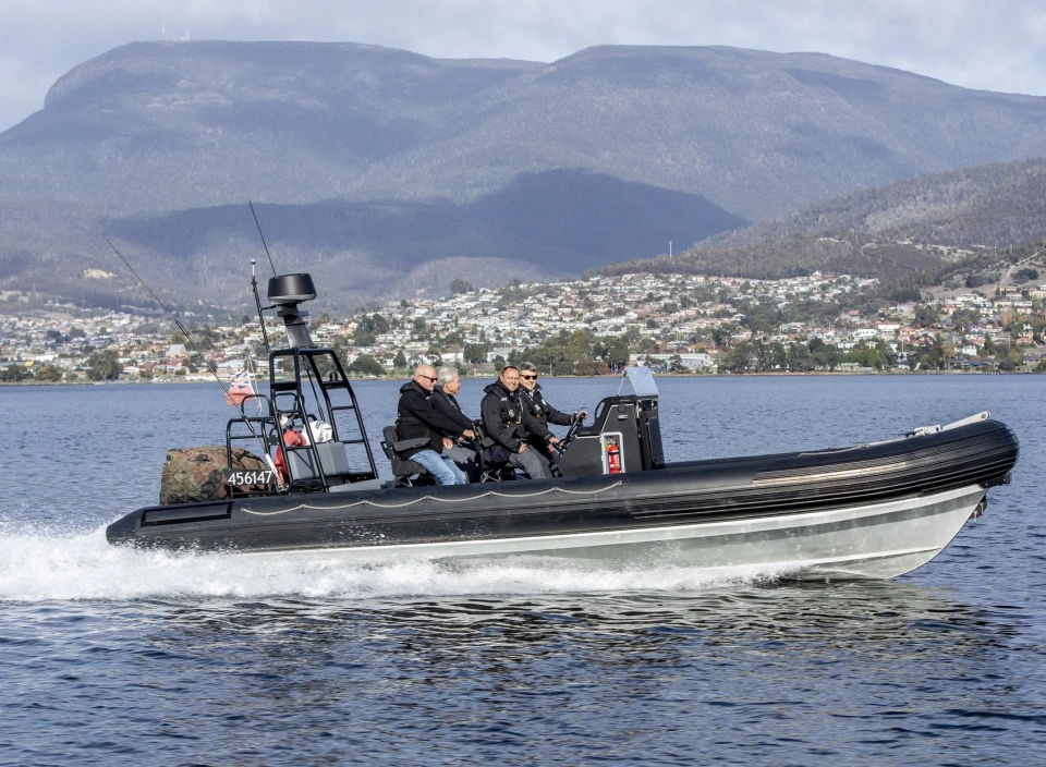 катер Sentinel 830R RHIB