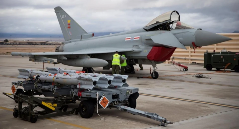 Paveway IV на фоні Eurofighter