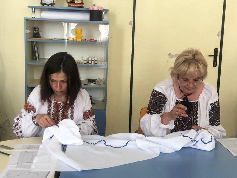 В Ужгороді стартувала акція з вишивання мапи України