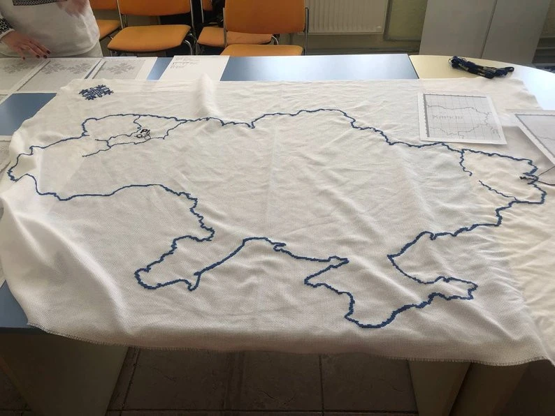 В Ужгороді стартувала акція з вишивання мапи України