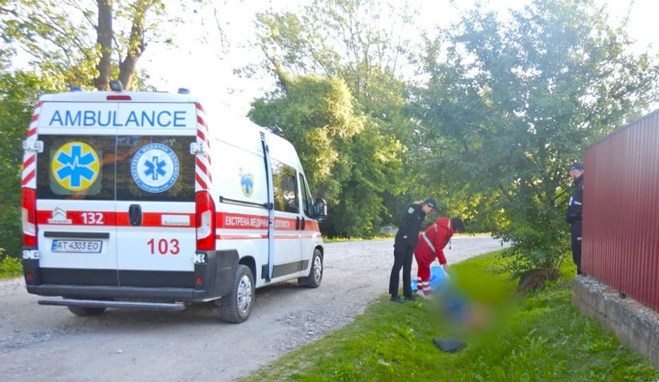 На Прикарпатті біля дороги виявили тіло 53-річного чоловіка. Підозрюваного у вбивстві затримали