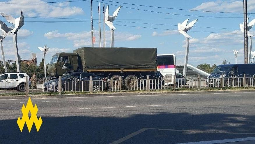 Росіяни переганяють свою військову техніку та особовий склад з місця на місце у тимчасово окупованому Маріуполі