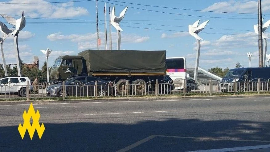 Росіяни переганяють свою військову техніку та особовий склад з місця на місце у тимчасово окупованому Маріуполі