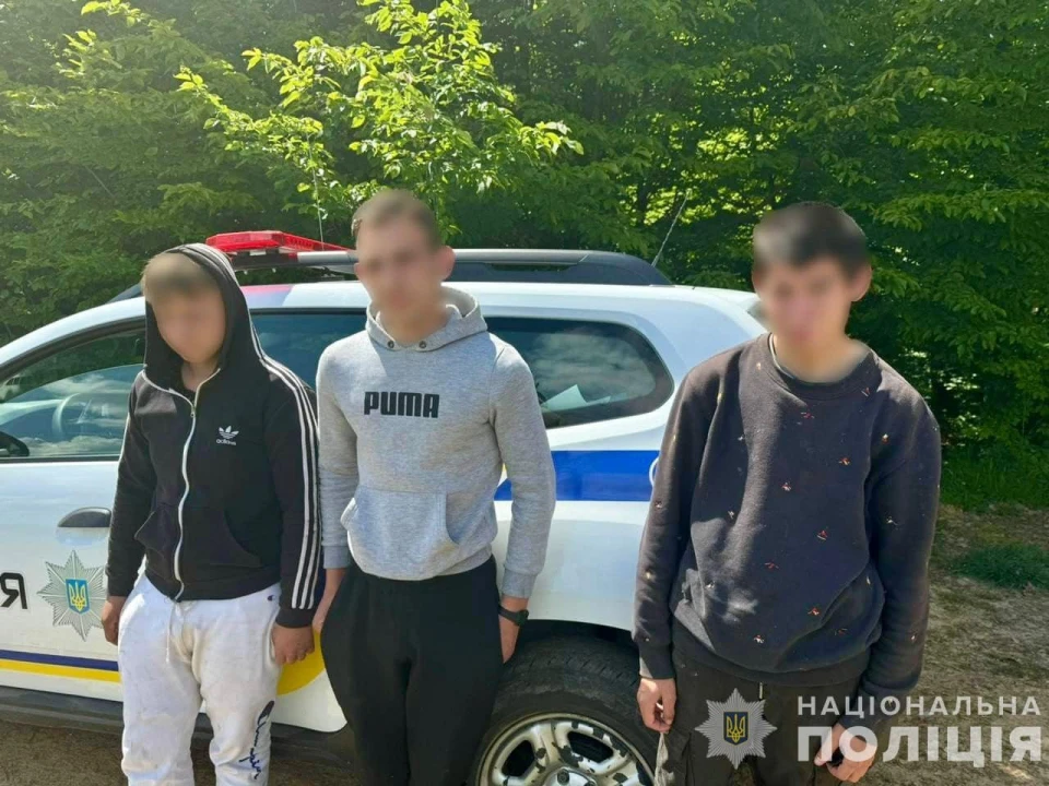 На Закарпатті поліцейські затримали трьох хлопців, які викрали авто та заховали його у лісі