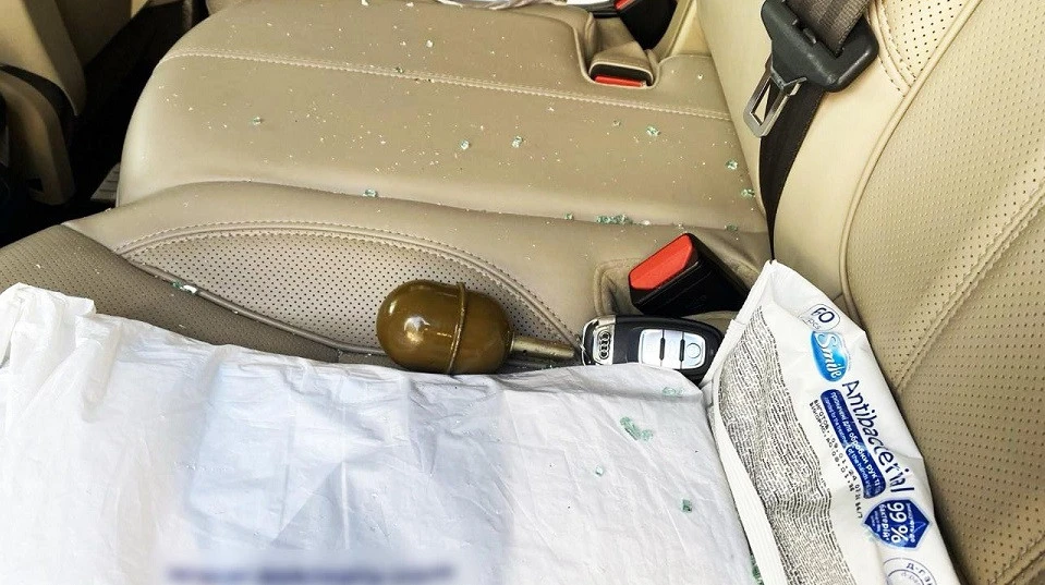 У Рівному чоловік розбив скло в автівці підприємця та кинув туди гранату