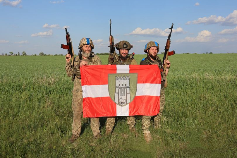 Волинські бійці розгорнули на Донеччині новий мотиваційний прапор