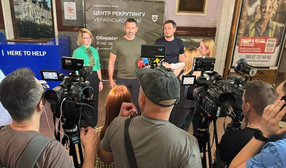 У Львові на вокзалі відкрили інформаційний пункт рекрутингу до армії