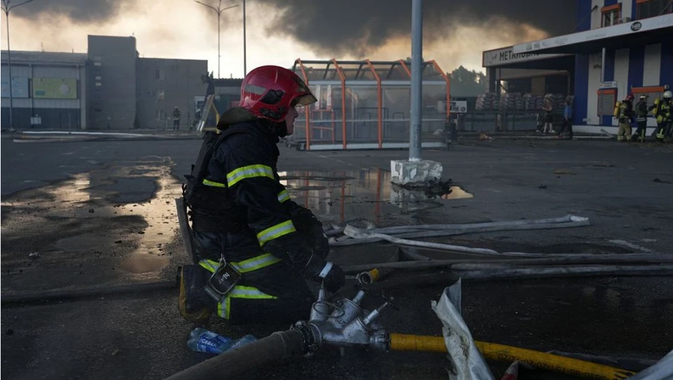 Рятувальники гасять вогонь, який розгорівся по всій площі магазину.