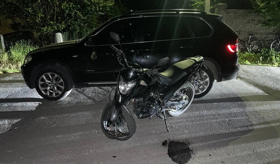 Біля Рівного 17-річний мотоцикліст влетів у BMW X5, юнака госпіталізували
