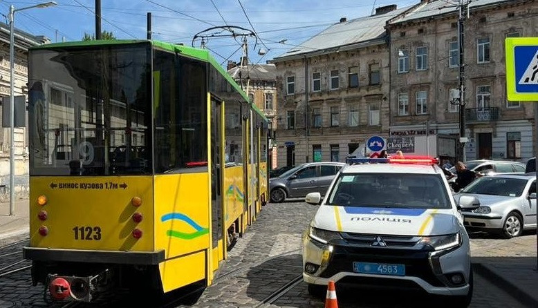 У Львові трамвай збив жінку, яка переходила дорогу на переході: її госпіталізували