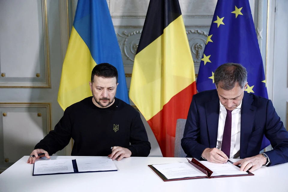 Президент України Володимир Зеленський і прем'єр-міністр Бельгії Александр Де Кроо підписують двосторонню угоду про безпеку в Брюсселі, Бельгія, 28 травня 2024 року.