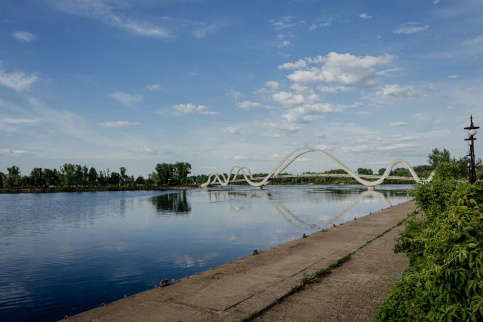 На фото: Пішохідний міст "Хвиля Азову" на Оболонський острів