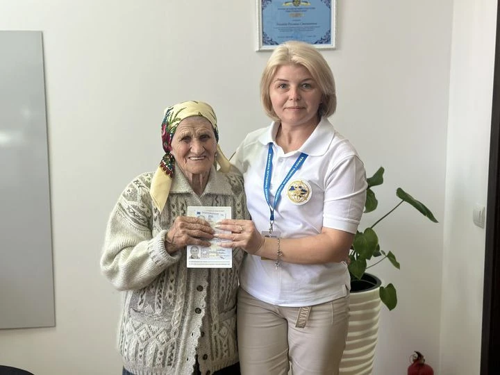 На Прикарпатті 98-річна жінка отримала ID-картку та закордонний паспорт