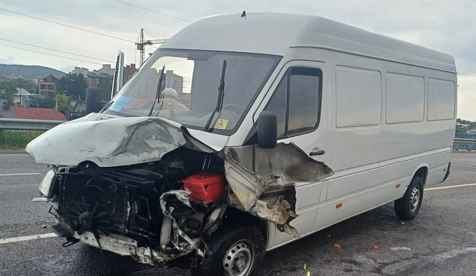 Біля Львова мікроавтобус виїхав на зустрічну і влетів у Daewoo: є постраждалий