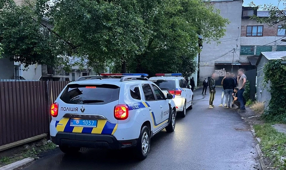 На Франківщині у готель з молотком і гранатою увірвався чоловік "під кайфом": його затримали