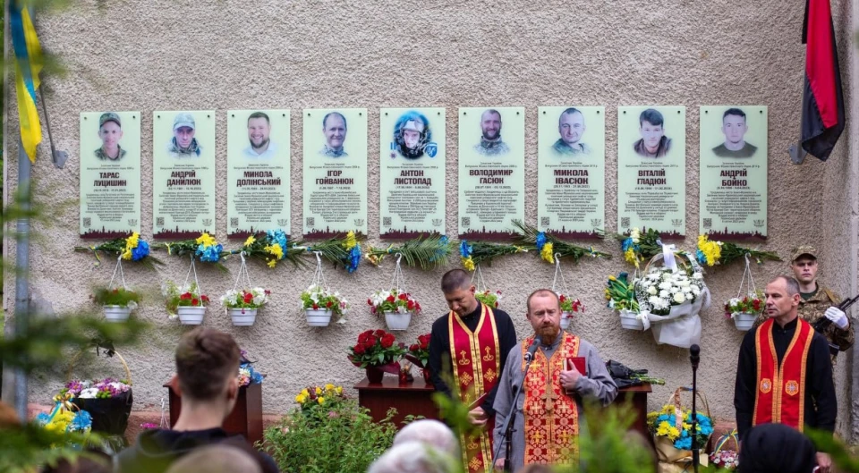 відкриття меоріальних дошок загиблим героям на Прикарпатті