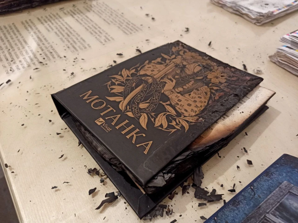 На фото: Спалені Росією книжки видавництва Vivat на Книжковому Арсеналі
