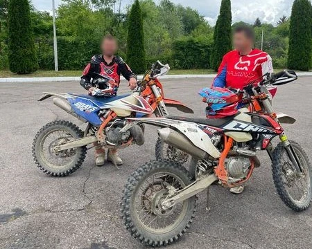 На Закарпатті затримали двох іноземців, які на мотоциклах незаконно перетнули кордон