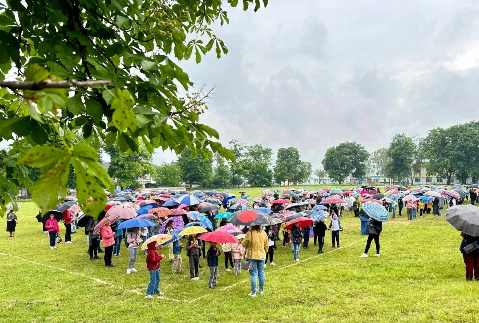 Національний рекорд: на Хмельниччині провели наймасовіший парад дітей з парасольками