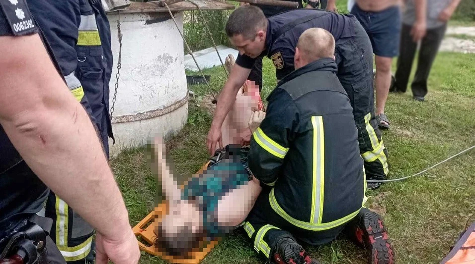 На Львівщині жінка впала у 15-метрову криницю