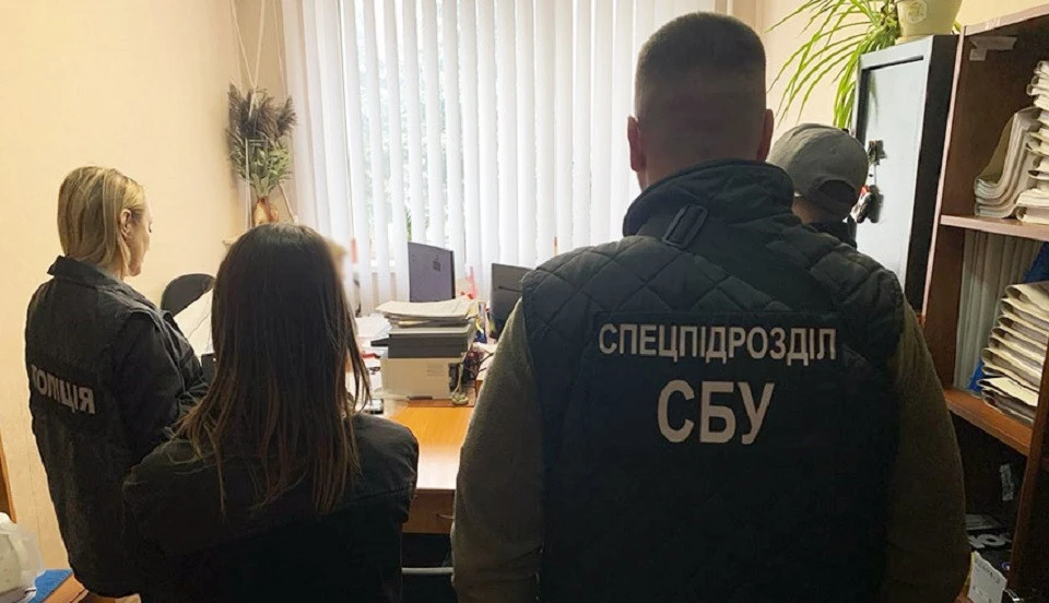 На Хмельниччині викрили посадовців Держпродспоживслужби і митного брокера, які видавали підробні сертифікати експортерам зерна