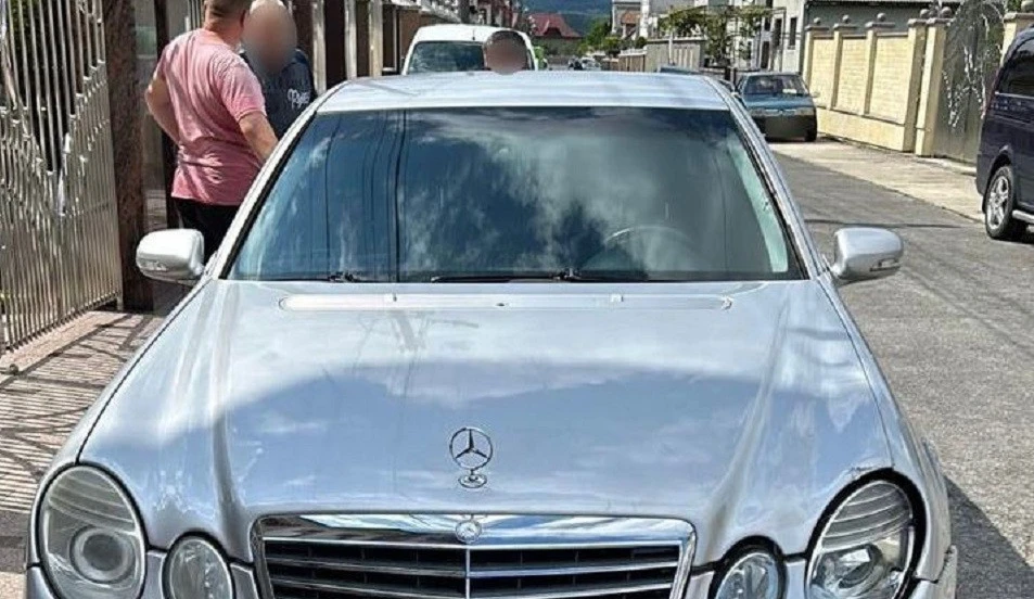 На Закарпатті водій Mercedes наїхав на 7-річну дитину, яка раптово виїхала на дорогу самокатом