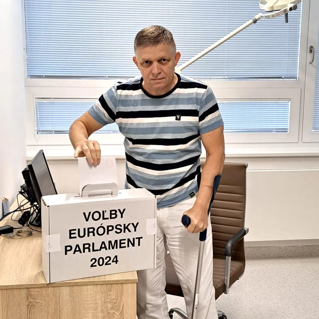 Фіцо проголосував на виборах до Європарламенту прямо з лікарні