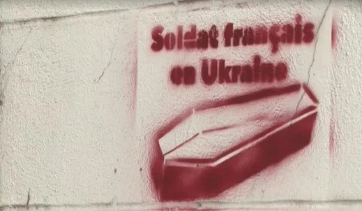 Провокативне трафаретне графіті "Французький солдат в Україні" (Париж)