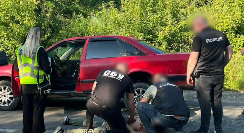 На Буковині експосадовець ТЦК за $5000 проводив через кордон до Румунії