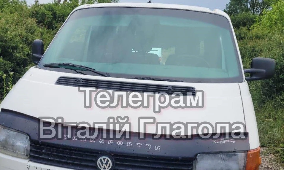 Біля кордону з Угорщиною виявили покинутий бус: 18 людей перерізали огорожу і втекли за кордон, - журналіст Глагола