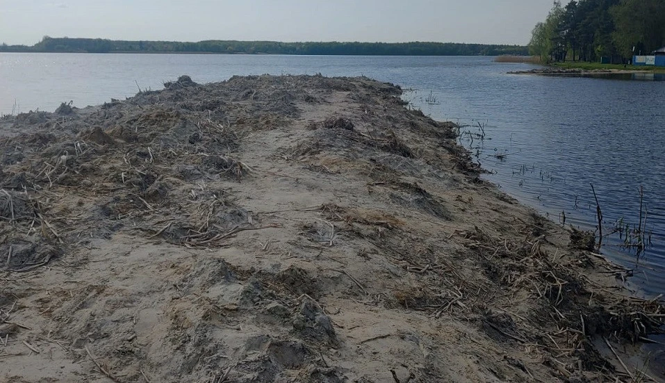 На Хрінницькому водосховищі невідомі незаконно спорудили дамбу