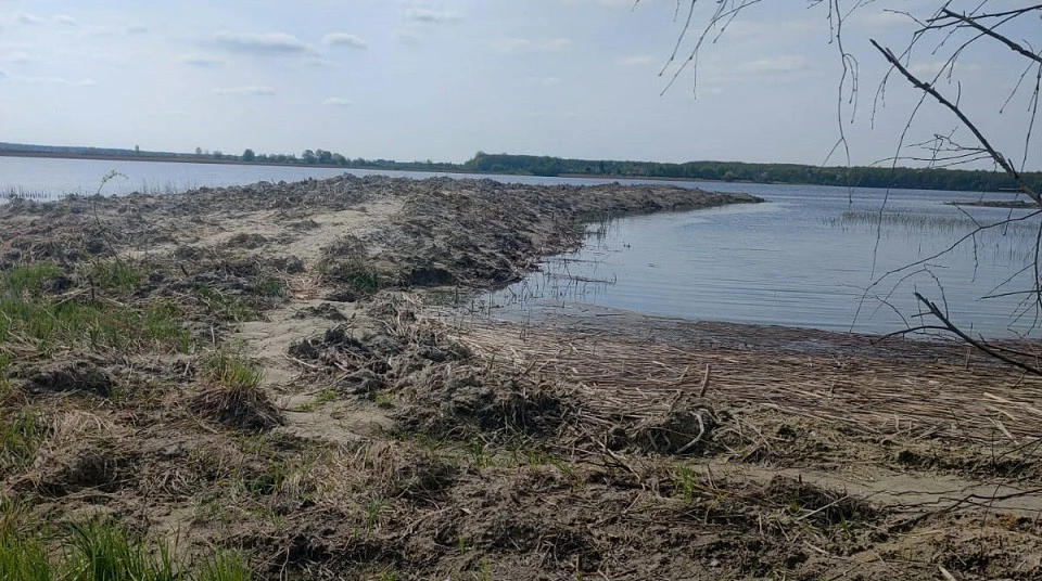 На Хрінницькому водосховищі невідомі незаконно спорудили дамбу