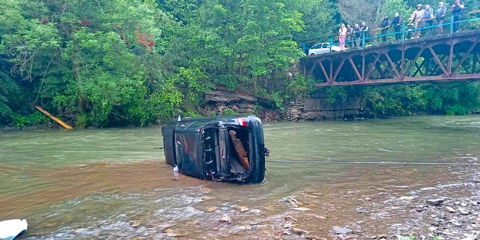 На Закарпатті Daewoo Lanos злетів у річку, водій загинув