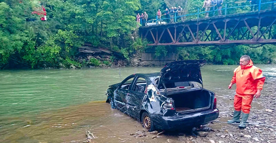 На Закарпатті Daewoo Lanos злетів у річку, водій загинув