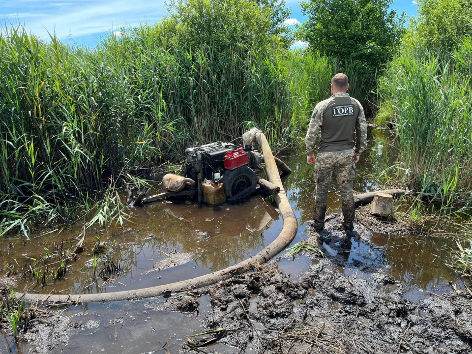 У прикордонні Рівненщини затримали групу чоловіків, які незаконно видобували бурштин