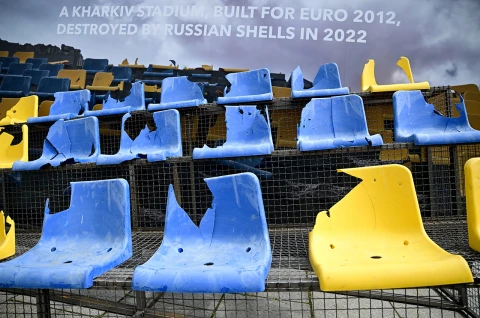 Пошкоджені сидіння в кольорах Україниз футбольного стадіону «Сонячний» у Харкові. Інсталяція в Мюнхені, де проходитиме футбольний матч першого туру Євро-2024.