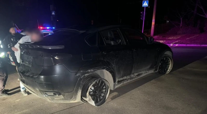 У Чернівцях водій BMW X-6 протаранив автомобіль поліції: поранено патрульну
